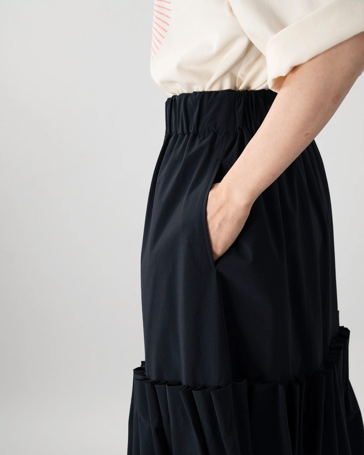 PLEAT A-LINE SKIRT (BLACK)