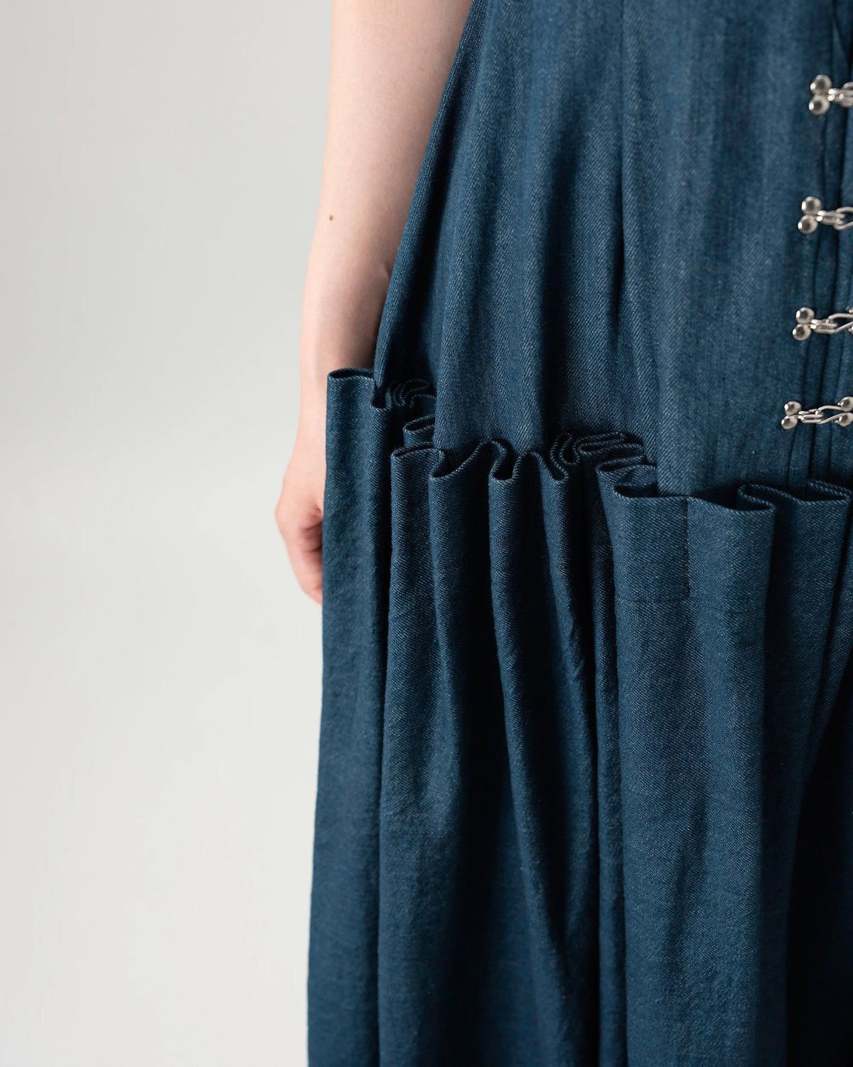 PLEAT DENIM DRESS (BLUE)